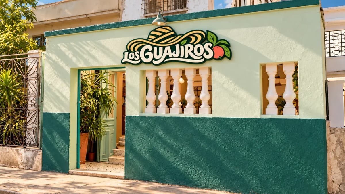 Fachada de Los Guajiros iluminada por el sol en Marianao